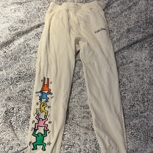 Mjukis byxor  - Använda en gång, bara hemma. Säljer för de är för små. Keith Haring x HM