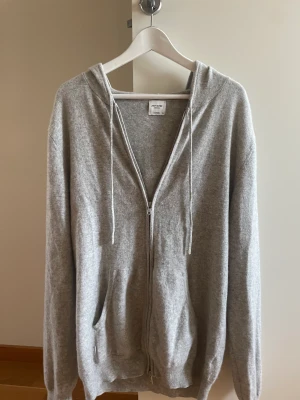 Kashmir zip up hoodie - Trendig Kashmir hoodie från john Henric, näst intill oanvänd.  Original pris 1800 mitt pris 1000. Skriv om ni har frågor eller funderingar! 