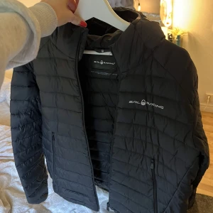 Sail Racing jacka - Jättefin dunjacka från Sail Racing, knappt använd och därmed i fint skick🩷storlek 170 men är som en Xs-S, köptes för 2299kr