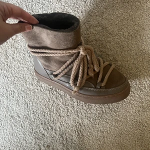 Inuikii skor - Inuikii skor i storlek 37, använda några få gånger i vintras men är i väldigt bra skick!