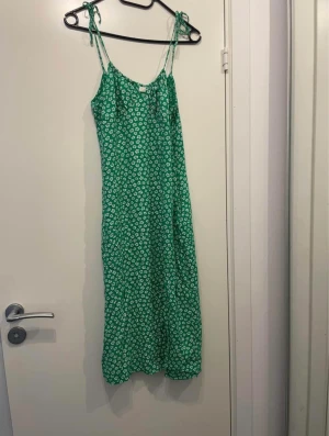 klänning  - En midsommar klänning med slit på sidan, super fin men passar inte riktigt mig längre.