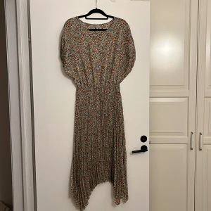 Mönstrad klänning - Mintgrön leopardmönstrad klänning, snyggt flow när den är på. Storlek M/L. Nyskick