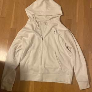 Ralph Lauren zip hoodie. Skick 9,5/10, inga defekter. Har används ca 2-3 gånger. Hör gärna av dig om du har några funderingar!