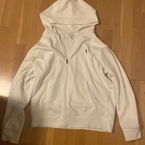Ralph Lauren Zip hoodie - Ralph Lauren zip hoodie. Skick 9,5/10, inga defekter. Har används ca 2-3 gånger. Hör gärna av dig om du har några funderingar!