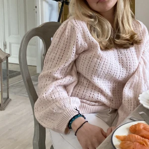 Ljusrosa stickad tröja - Så söt ljusrosa stickad tröja från ragdoll! Passar mig som är en 38 bra💞💞Hel utan defekter🫶🏽