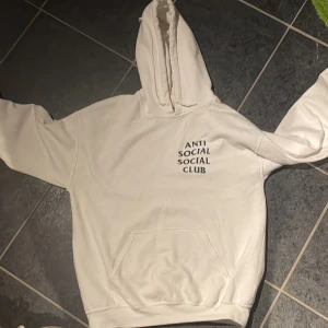 Anti social club hoodie  - Bra skick, säljer den för att jag inte använder den nå mer. 