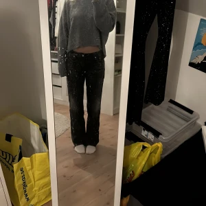 Weekday arrow jeans  - Säljer ett par svart/grå lågmidjade arrow jeans från weekday, använda Max 5 ggr så i bra skick. Storleken är 25/30