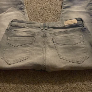 Jeans - säljer dessa superfina low jeans från edc-by esprit då dom är för långa för mig 💘 waist-27, length-32. toppskick! ser lite blåa ut på sista bilden men det är bara ljuset!