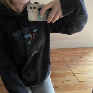 Hoodie - Hoodie som jag inte använder längre jag skulle säga att den sitter som en s/m. Pris kan diskuteras. Köparen står för frakt.