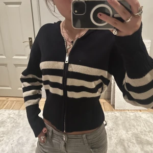 Tjocktröja  - Skit Nice randing tjocktröja från zara! Perfekt till hösten och är i strlk S💘 Köpt för 450 ish och säljer för 250 då den endast är använd få gånger! Är i nyskick