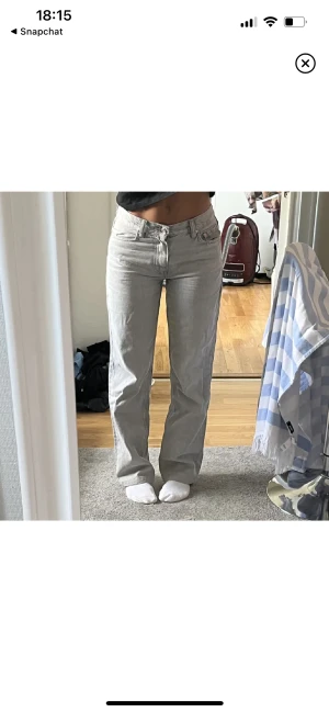 Grå lågmidjade jeans - Säljer dessa lågmidjade jeans från Gina i stl 34🫶🏼 använda men i fint skick! Nypris är 499kr💕 Jeansen är uppsydda till någon som är ca 160🫶🏼