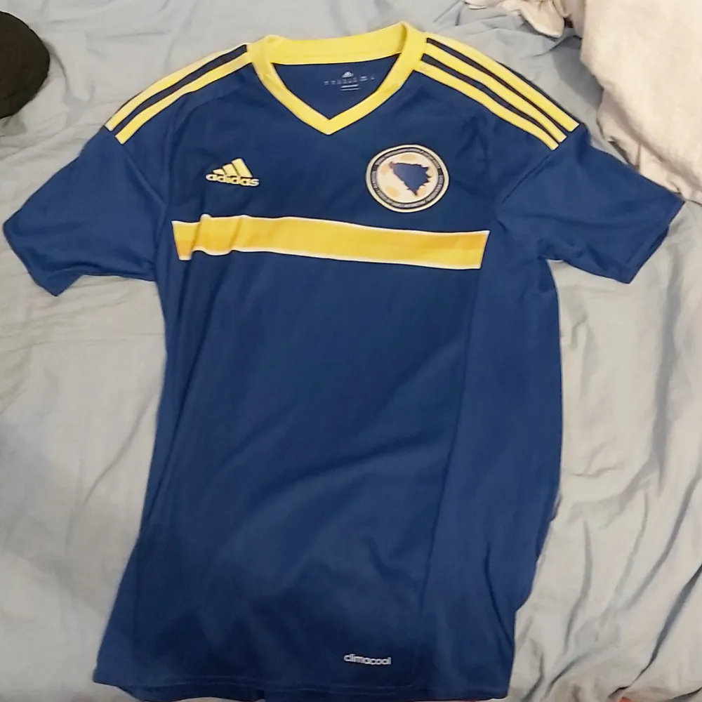 Bosniens landslagströja, säljs inte i Sverige,  Herr storlek xs men passar s . T-shirts.