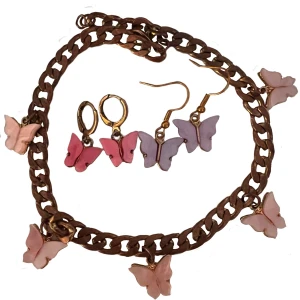 Smycken - Halsband och örhängen med fjärilar 🦋  100kr för alla Halsband- 60kr Örhängen- 40kr
