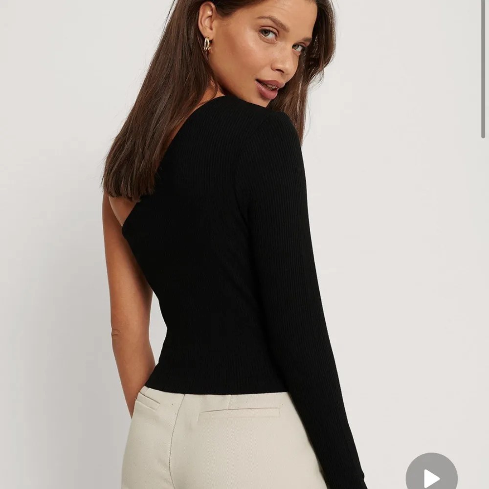 Fin one shoulder topp från NA-KD. Säljer då den inte kommer till användning.  Köptes för 249kr Fraktkostnad tillkommer . Toppar.