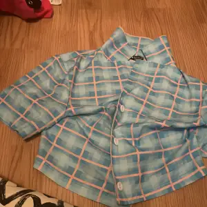 Fin tröja i storlek xs! Säljer för den är inte min stil! Kom gärna med pris förslag!