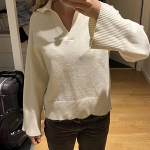 Stickad tröja Gina tricot - Jag säljer denna vita, fina stickade tröjan från Gina Tricot i storlek S eftersom den inte kommer till användning mer. Den är i mycket bra skick. 