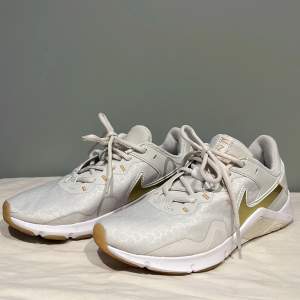 Säljer dessa näst intill oanvända Nike skor i storlek 38, lite små fläckar finns men går säkert att tvätta bort (se sista bilden). Knappt använda alls.   250kr inklusive frakt 💕