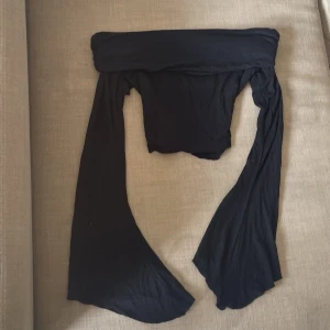 Off-shoulder tröja  - Off-shoulder tröja i svart men utsvängda ärmar. Super skön material och är som ny. 