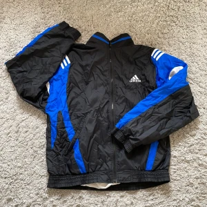 Adidas jacka - Superhäftig jacka, Adidas!💙 Jag köpte den second hand, men det är inga defekter. Jag säljer den då den är för stor för min smak.. jag skulle säga att den passar L.    Tveka inte på att fråga om priset!💕