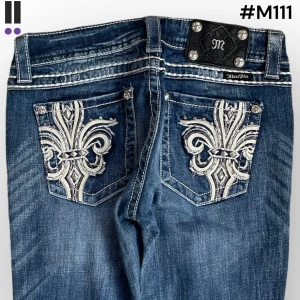 M111 lågmidjade bootcut missme jeans  - RESERVERADE MissMe jeans i model Boot 💜 Tag 28W 💜Midja (rakt över) 37cm 💜 Innerben 75cm 💜 Ytterben 100cm 💜 Benöppning 21cm 💜 Distressed, uppsydda 💜Våra mått blir W=29, L=29 💜 Men jämför alltid måtten💜M111