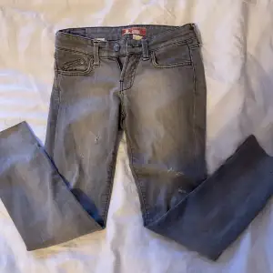 snygga låga gråa jeans som sitter bra🩶dem är avklippta där nere och därför lite korta för mig som är 166 så dessa passar nog någon som är kortare än mig🥰 dem har en splitt där nere och är i en fin grå färg!