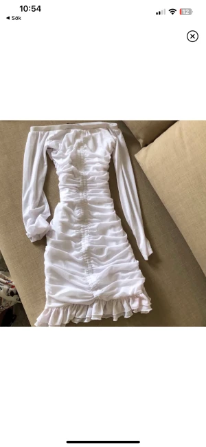 Vit klänning  - Vit klänning. Formar kroppen jätte bra. Inte för tjockt tyg men inre så tunt att man se igenom.  originalpris tror 600-800kr. Passar även S.