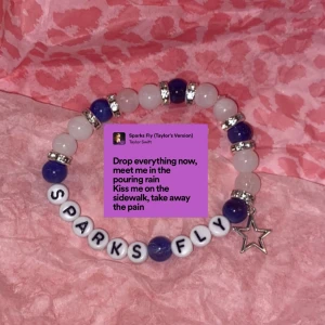 Taylor Swift armband - Mät din handled så gör jag ett armband som passar just för dig! Du kan välja färg och namn på pärlorna! 🫶