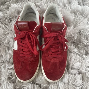 Valentino Flycrews - Intressekoll på dessa sällsynta röda Valentino Flycrews. Alla nitar är kvar. Dustbag finns. Är du intresserad kom med ett bud.