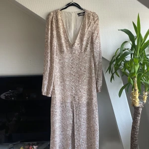 Långklänning - Långklänning från Bikbok, perfekt till midsommar. Nyskick. Aldrig använd.