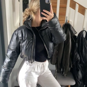 Jacka - Såå snygg höstjacka köpt från Chiquelle. Nypris 600kr, är i bra skick💕Säljer för jag har en annan höstjacka💕