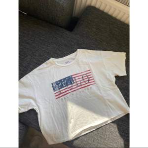 Helt ny T-shirt fran polo Ralph Lauren. Off-white Köpt for 449 kr! Säljer då den inte kommer till anändning. Kolla gärna mina andra inlägg, kan samfrakta