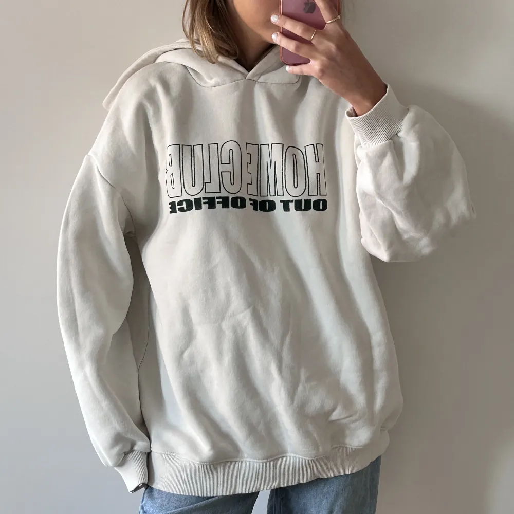 Vit hoodie med mörkgrönt tryck på från NAKD. Storlek S, oversized/baggy fit. Använd men i bra skick. Superskön <3 Hör av dig om du undrar något!🤍✨🎧👋🏼😊. Hoodies.