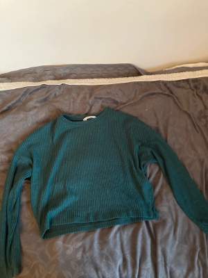 En exat likadan tröja som den gråa tröjan men den här är grön och i storlek 158/164. Perfekt till hösten. 🌿