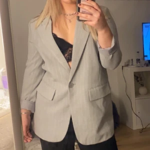 Grå kavaj - Snygg kavaj som kan användas både till fest och vardags!! Sitter as bra😍