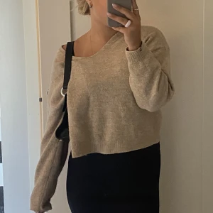 Stickad tröja  - Beige stickad tröja i fint skick! Så snygg nu till hösten 😍