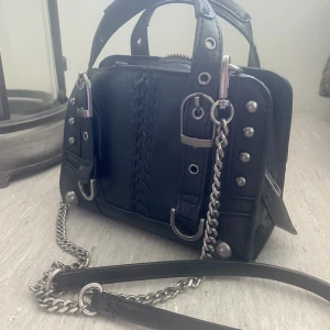 Svart väska - Säljer en snygg och trendig väska från Zara. Typ ny. Lik de populära zadig väskorna