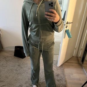 Juicy Couture  - Säljer mitt ljus gröna juicy sätt. Det är i bra skick och har inte använt det mycket. Köp hela setet för 900 eller var för sig 500kr. Pris går att diskutera😊 Byxor S, Tröja M