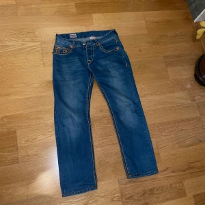 True Religion Jeans - Snygga truis i en rak passform. Mycket fint skick och coola stitches