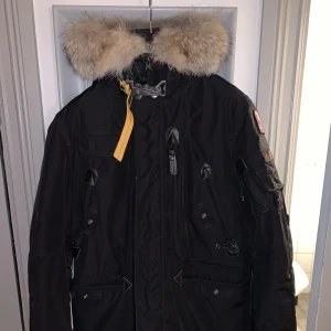 Parajumper  - Parajumper righthand storlek L. Använd 2 vintrar men väldigt bra skick, köpt på johnells. Finns tyvärr inget kvitto kvar då de va några år sedan inköp.