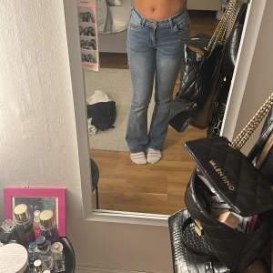  Jag säljer mina Lågmidjade jeans ifrån shein i storlek s. Knappt använda sitter bra och är ett skönt jeans material. Jag är ungefär 161 cm🩷köpta för 230kr men säljer för 70kr