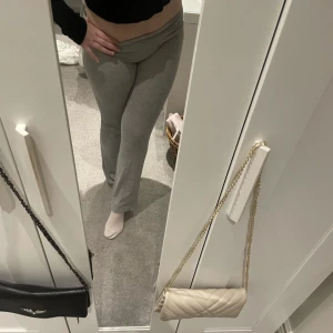 Yoga pants - Hej alla fina! Säljer dessa super fina gråa yoga pantsen. Super fina och sköna. Kom privat för mer frågor eller bilder så hjälper jag er gärna. Tar endast swish ❤️