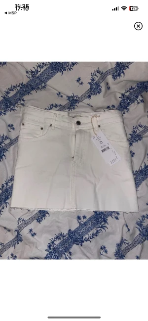 Kjol - Vit mini denim kjol från Gina tricot. Aldrig använt (bara testat) och har prislapp kvar. Jag är 164 och den kommer direkt under rumpan. Lågmidjad.  Nypris - 350kr