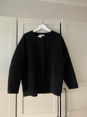 Jacka från stylein - Säljer min fina jacka från stylein, lite oversize så passar även S.  Finns även fickor i sidorna. Är sparsamt använd och mycket fint skick. Det är bara lappen i nacken som ändrat lite färg som det allrid blir med styleins vita lappar. Nypris 3500 kr