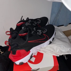Nike React - Nya Nike Reacts storlek 42,5 Svart röda Pris kan diskuteras Splitter nya