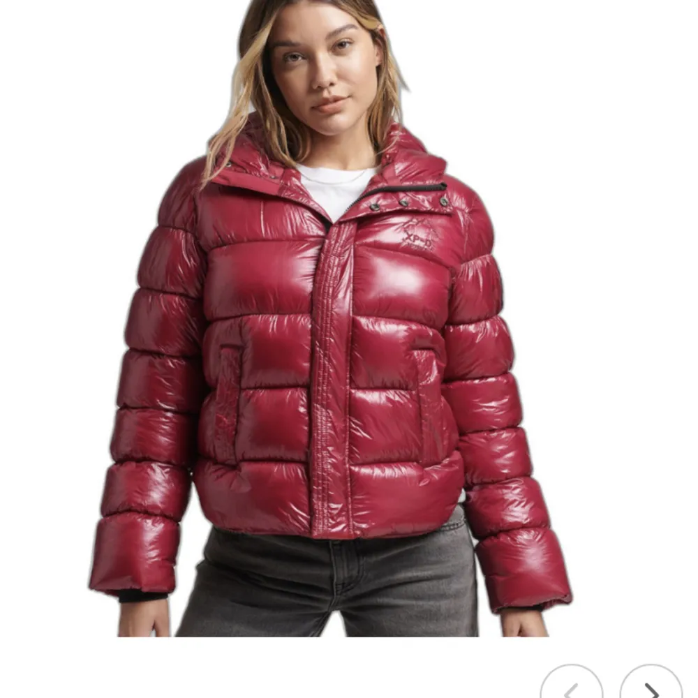 Säljer denna jätte fina röda jacka för 600 kr+frakt🩷🩷Perfekt nu till hösten/vintern, ny pris:1200 kr 🩷. Jackor.
