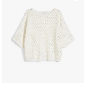 hålstickad t-shirt - säljer denna hålstickade t-shirten då den inte kommer till användning. Endast använd en gång och köpt för 400