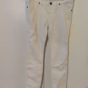 Helt nya vita Dr. Denim jeans, alltså inga defekter  Aldrig använda pga av att dom blivit för små🌸  Pris går att diskuteras vid uppmötning 