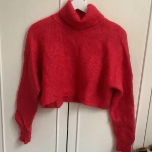 Stickad röd tröja - Jättefin stickad tröja från bikbok är i storlek m men är mer som en s 