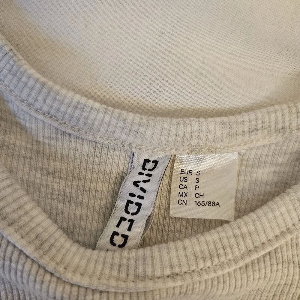 Grått linne från H&M. Sitter snyggt och tajt. Gullig topp som inte används längre.. Toppar.