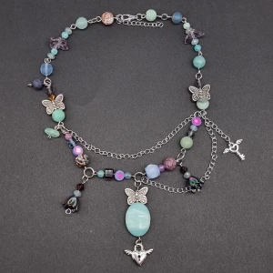 Handgjort halsband  - Handgjort halsband och exklusiv design. Gjord i bra kvalitet ♡Material-Turkis ,Swarovski kristall, ametist, plast, pärlor, glas, rostfritt stål, zinklegeringar. Längd: 34cm och 4cm lång förlängninskedja för justering. [Frakt 15kr]